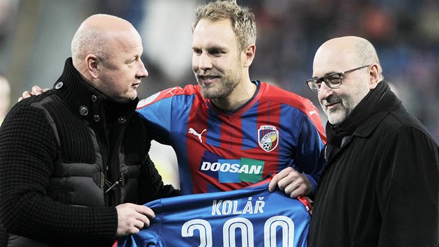 Plzeňský Daniel Kolář (uprostřed) dostává památeční dres za 300 odehraných zápasů v první lize, vlevo je generální manažer Adolf Šádek, vpravo pak majitel klubu Tomáš Paclík.