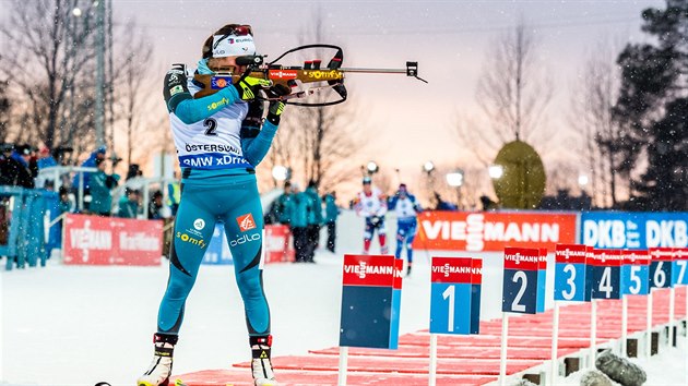 STOJKA. Francouzsk biatlonistka Justine Braisazov bhem stelby ve sthacm zvodu v stersundu