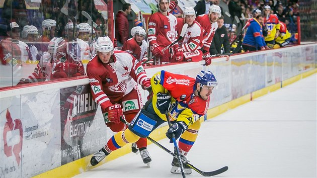 Momentka z prvoligovho duelu hokejist eskch Budjovic (lut) a Slavie