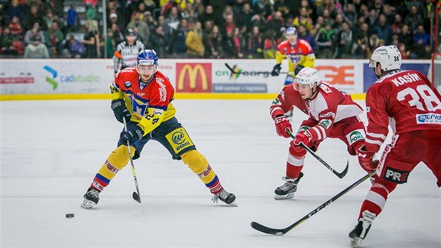 Momentka z prvoligového duelu hokejistů Českých Budějovic (žlutá) a Slavie