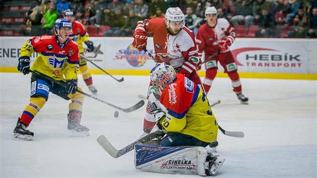 Budjovick glman Petr Kva zasahuje v duelu proti Slavii.