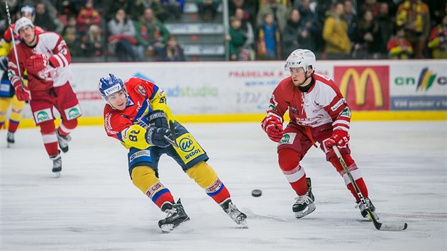 Momentka z prvoligovho duelu hokejist eskch Budjovic (lut) a Slavie