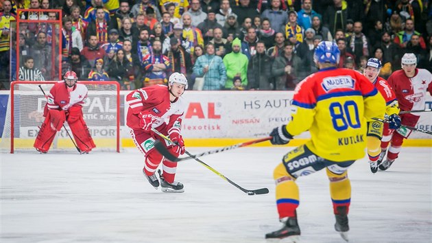 Momentka z prvoligového duelu hokejistů Českých Budějovic (žlutá) a Slavie