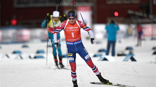 Norsk biatlonista Tarjei B na trati sthacho zvodu v stersundu.