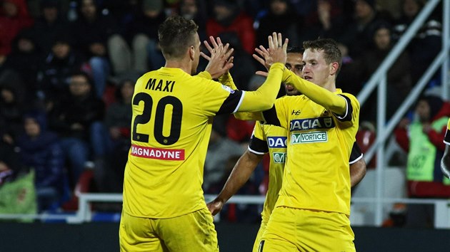Maxi López (vlevo) z Udine gratuluje ke gólu Jakubu Janktovi.