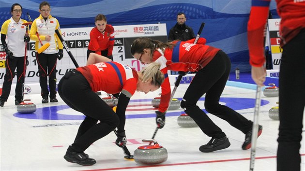 Momentka z olympijsk kvalifikace eskch curlerek v Plzni