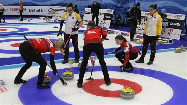 Momentka z olympijsk kvalifikace eskch curlerek v Plzni