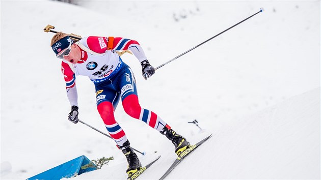 Norsk biatlonista Johannes Thingnes B na trati sprintu v Hochfilzenu