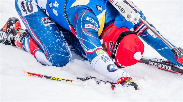 Vyčerpaný český biatlonista Michal Šlesingr v cíli stíhacího závodu v Hochfilzenu.