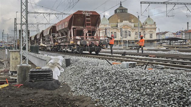 Po novm severnm mostu u hlavnho vlakovho ndra v Plzni se vlaky poprv projedou 8. prosince (29. 11. 2017)