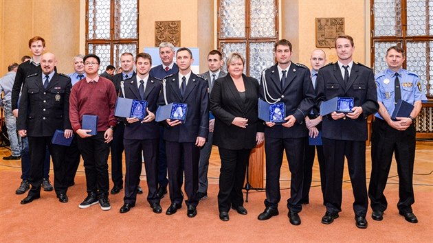 Primtor Plzn Martin Zrzaveck ocenil patnct statench, kte nezitn zachrnili ivot a zdrav lid v ohroen. (6. 12. 2017)