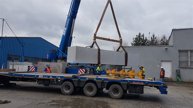 �ulov� kv�dry z Francie pro pomn�k D�ky, Ameriko! dorazily do T�emo�n�, kde se opracuj� do fin�ln� podoby.