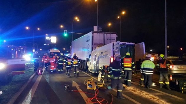 Tragick dopravn nehoda zablokovala v pondl po pt hodin rno dopravu v ulici Hnvkovskho v Brn.