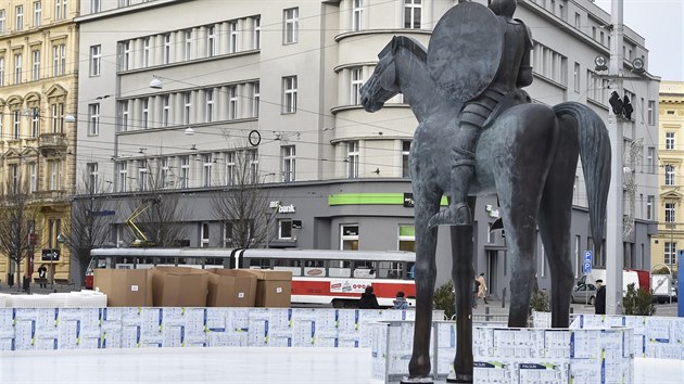 Na Moravskm nmst v Brn vzniklo uniktn kluzit, socha
markrabte Jota stoj pmo uprosted..