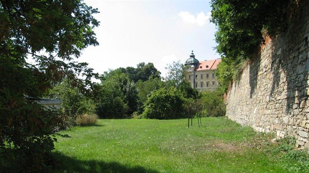 Pozemek v dan lokalit Znojma prodval ad pro zastupovn sttu ve vcech majetkovch (ZSVM).