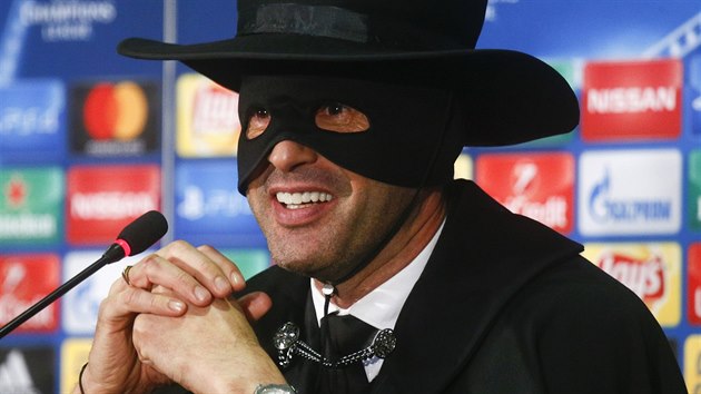 ZORRO. Trenr achtaru Paulo Fonseca piel na tiskovou konferenci po vhe nad Manchesterem City v kostmu slavn fiktivn postavy.