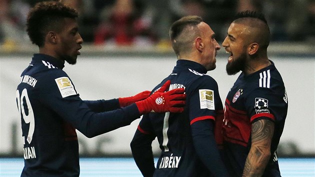 Fotbalist Bayernu Mnichov slav gl. Zleva Kingsley Coman, Franck Ribry a stelec Arturo Vidal.