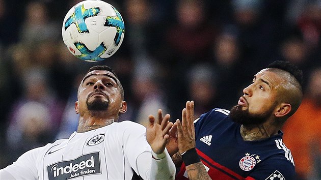 Kevin-Prince Boateng z Frankfurtu a Arturo Vidal z Bayernu Mnichov sleduj balon.