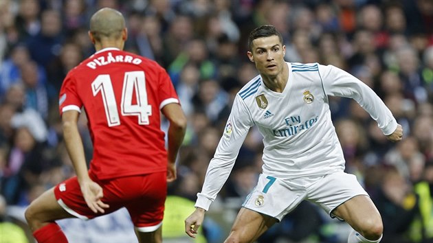 Cristiano Ronaldo z Realu klikuje ped Guidem Pizarrem ze Sevilly.