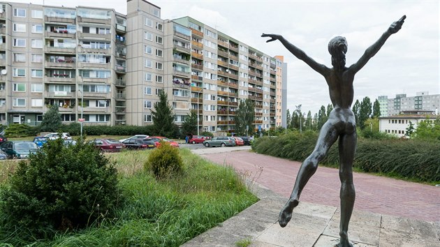 V kad ze tvrt Jihozpadnho Msta je umstno nkolik umleckch dl. Ped sportovn halou v ulici Belluov stoj bronzov socha Gymnastka se stuhou Jaroslava Kolovrata z roku 1989.