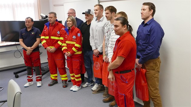 Zchrant profesionlov a s nimi parta fotbalist z TJ Klimkovice. Uprosted stojcho Jana vbka, zachrnnho mue, obestoupili zleva kamardi Michal Baa a Filip avoj, zprava pak Rostislav vec a Vladimr ot.