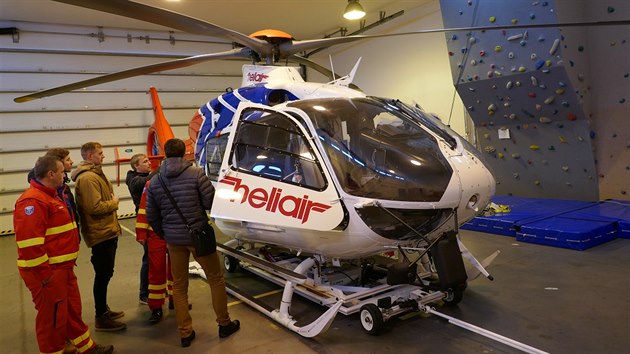 Zachráněný muž se svým doprovodem shlédl zázemí výjezdového stanoviště, techniku záchranářů a vybavení vozidel, stejně jako vrtulník letecké záchranné služby. 