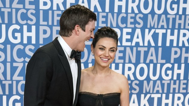 Ashton Kutcher a Mila Kunisov na Breakthrough Prize Awards (Mountain View, 3. prosince 2017)