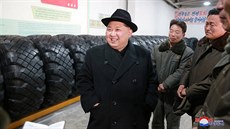Severokorejský v�dce Kim �ong-un na inspekci továrny na pneumatiky v...