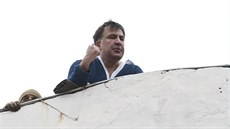 Michail Saakavili hovoí ke svým píznivcm ze stechy domu, kam se uchýlil...