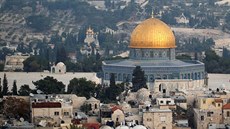 Pohled na jeruzalémské Staré město a Chrámovou horu (5. prosince 2017)