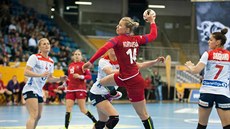 �eská házenká�ka Kamila Kordovská p�i st�elb� v utkání s Norskem.