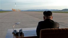 Severokorejský vdce Kim ong-un sleduje odpálení balistické rakety na...