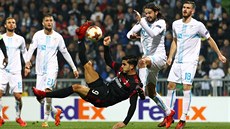 Andre Silva z AC Milán se snaí nkami pekonat obranu Rijeky.