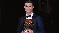 PÁTÝ TRIUMF. Cristiano Ronaldo se svým pátým Zlatým míčem.