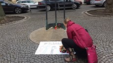 Ped pomníkem Milady Horákové poloili úastníci protestu kvtiny, aby...