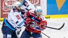 Chomutovský úto�ník Michal Poletín (vlevo) svádí souboj s pardubickým Mat�jem...
