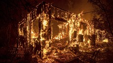 Šířící se požáry zničily v Kalifornii již 500 budov (8. prosince 2017).
