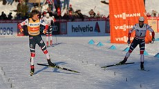 Nor Martin Johnsrud Sundby (vlevo) na trati skiatlonového závodu na 2x15...