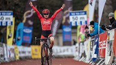 Cyklokrosaka Nikola Nosková slaví triumf po závod v Kolín.
