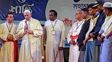 Pape Frantiek v bangladéské metropoli Dháce vysvtil 16 kní a vedl mi,...