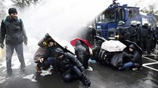 Vjezd do d�ji�t� sjezdu ráno blokovali demonstranti. Policisté proti davu...