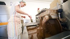Ve firm� Kamila Chocolates va�í �okoládu p�edev�ím z kakaových bob� z Ghany....