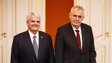 Podnikatel Stephen King (vlevo) pedal 6. prosince v Praze eskému prezidentovi...