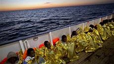 Zachránní uprchlíci na palub lodi Golfo Azzurro, patící panlské neziskové...