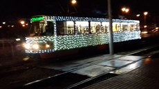Vánoční tramvaj v Mostě má tři tisíce světýlek