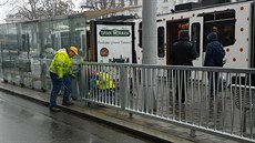 Dlníci zahradili prchod od tramvají k hlavnímu nádraí