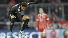 Neymar ve výskoku. Robert Lewandowski v pádu. Momentka z utkání Ligy mistr...