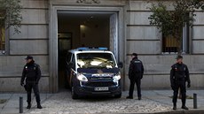 Policejní dodávka p�evá�í exministry Katalánska k soudu v Madridu