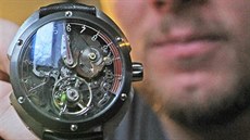 Ondřej Berkus vymýšlí i design hodinek, sám zhotovuje i většinu součástek.