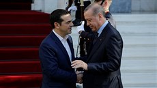 ecký premiér Alexis Tsipras (vlevo) a turecký prezident Recep Tayyip Erdogan....